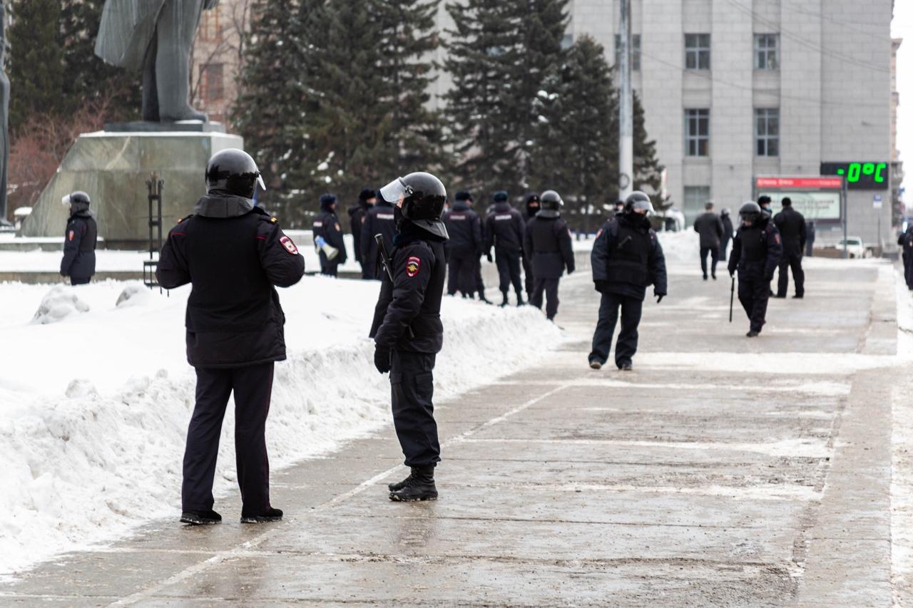 Фото В Новосибирске полицейские оцепили площадь Ленина 2